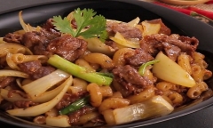 Mách bạn cách làm món nui xào bò vừa bổ dưỡng lại còn tiết kiệm thời gian