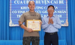 Khen thưởng người cứu bé trai 3 tuổi bị đối tượng ngáo đá ném xuống kênh ở Tiền Giang