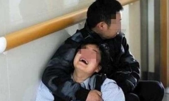 Bé 8 tháng tuổi lên cơn sốt rồi qua đời, mẹ biết nguyên nhân liền cho giúp việc cú tát “trời giáng”