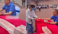 Đại gia Trung Quốc cầm xấp tiền phát cho sinh viên nghèo dịp khai giảng
