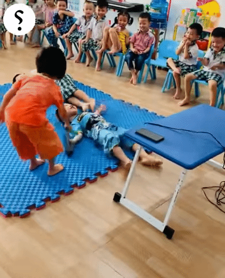 Clip trẻ mầm non diễn xuất tình huống bị điện giật khiến dân mạng cười ngất