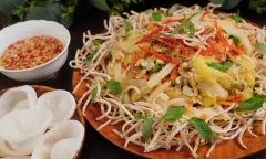 Trổ tài làm gỏi gà ngó sen khoai môn vừa giòn ngon lại còn kích thích vị giác