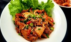 Cùng vào bếp trổ tài món thịt heo xào cay Hàn Quốc cực cuốn cơm lại còn đơn giản