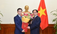 Trao quyết định bổ nhiệm Chánh Văn phòng bộ Ngoại giao