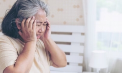 Cụ bà liên tục sợ mất tiền, đòi chuyển nhà, gia đình tá hỏa khi biết nguyên nhân