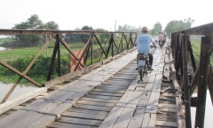 Đi bộ qua cầu sắt, bé gái 10 tuổi ở Cà Mau bị điện giật tử vong thương tâm