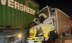 Tin tức tai nạn giao thông mới nhất ngày 17/7: Xe tải đâm vào đuôi xe container đang đỗ ven đường, tài xế tử vong