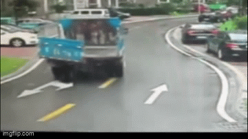 Video: Bị cánh cửa ở thùng sau xe tải đập trúng, hai cha con bất ngờ văng khỏi xe máy 