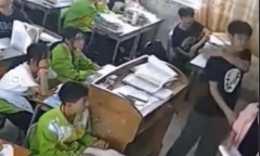 Học sinh trung học bỏ chất lạ vào cốc nước của cô giáo khiến cư dân mạng 