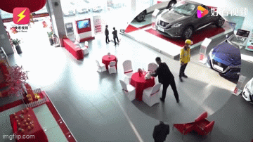 Đến showroom giao đồ ăn cho khách, nam shipper liền