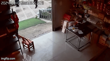 Cố dập đám cháy trong bếp, người phụ nữ suýt hóa ngọn 