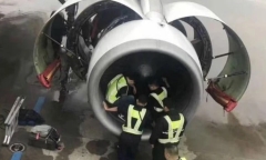 Hành khách bị bắt vì ném đồng xu vào động cơ máy bay để 