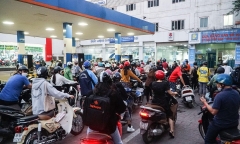 “Chỉ là mua xăng, sao lại khổ đến thế?”