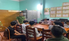 Ngăn chặn nhóm nam sinh mang hung khí lên cổng trường 
