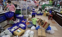 Đi chợ hộ, một phường ở TP.HCM bị 