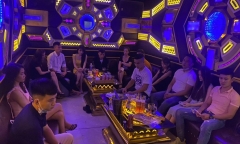 Tàn tiệc cưới, hơn chục nam nữ rủ đến quán karaoke 
