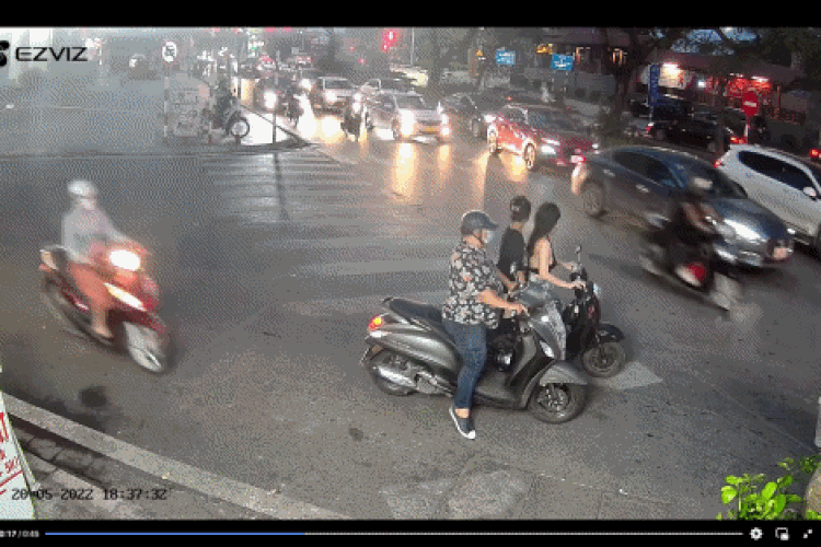 Cô gái bị 