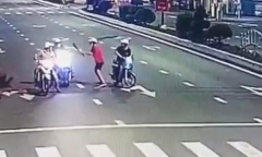 Vụ chém người kinh hoàng khi dừng đèn đỏ: Camera ghi gì?