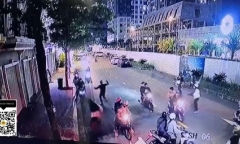 2 thiếu nữ mâu thuẫn, cả nhóm lao vào 