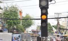 Tư vấn pháp luật: Vượt đèn vàng có lỗi không?