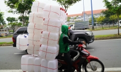 Xe máy chở hàng cồng kềnh có bị phạt không?