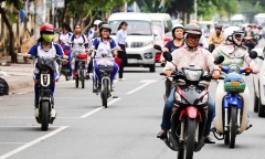 Năm 2023, đi xe máy cần mang theo những giấy tờ gì?