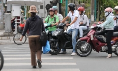 Đi bộ vượt đèn đỏ bị phạt bao nhiêu tiền?