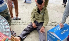 Vụ người đàn ông khóc ngất giữa đường do