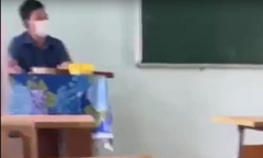 Hiệu trưởng lên tiếng vụ thầy giáo ngồi im chứng kiến nữ sinh dùng mũ bảo hiểm đánh bạn