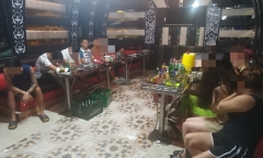 2 nữ tiếp viên karaoke 