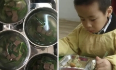 Con hào hứng khoe bữa trưa ở trường, hình ảnh thực tế khiến mẹ