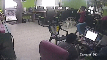 Video: Rắn quăng mình qua khe cửa, tấn công nam thanh niên tại quán net