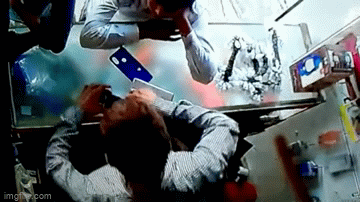 Video: Điện thoại bất ngờ phát nổ, lửa bùng lên mặt người đàn ông