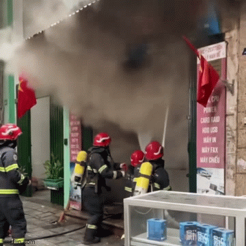 Cháy nhà ở phố Lý Nam Đế, nhiều người hoảng hốt