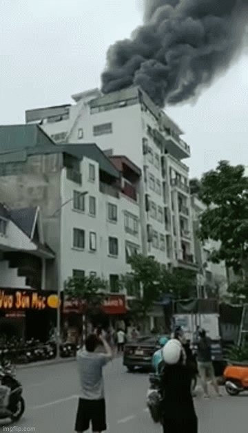 Cháy nhà cao tầng ở Hà Nội, khói đen bốc cao hàng chục mét