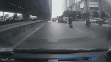 Công an Hà Nội phát thông báo tìm tài xế xe tải cố tình chèn ngã 2 người trên xe máy 
