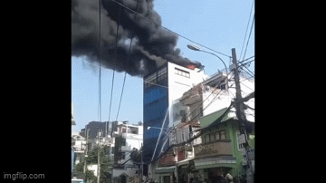 Công ty trang sức ở TP.HCM bốc cháy dữ dội, hàng chục người tháo chạy