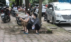 Kỳ thi tốt nghiệp THPT 2022: Phụ huynh thấp thỏm, rơi nước mắt khi con 