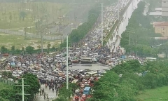 Mưa lớn do ảnh hưởng từ bão số 2, đường phố Hà Nội lại tắc đường 