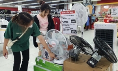 Lo mất điện, người tiêu dùng đổ xô mua quạt tích điện, máy phát điện “đắt như tôm tươi”, giá “nhảy múa”