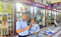 Hà Tĩnh: Xử phạt 4 cơ sở bán kính mắt, áo phông Gucci, Chanel “dỏm”