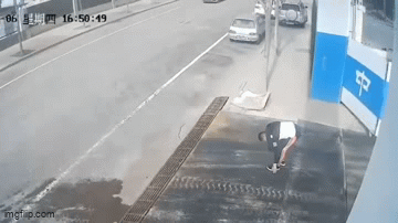 Video: Lúi húi đứng buộc dây giày, người đàn ông gặp tai nạn bất ngờ 