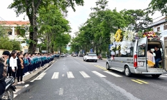 Thầy cô, bạn bè xếp hàng dài, bật khóc tiễn đưa học sinh lớp 5 qua đời vì u não