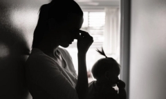 Trầm cảm sau sinh: “Nhiều đêm con khóc, mẹ khóc, tôi phải đập đầu vào tường để giải tỏa”
