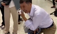 Clip ông bố Việt Nam khóc ướt đầm áo tiễn con gái theo bạn trai người Trung Quốc về nước gây xúc động