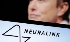 Người đầu tiên được cấy chip vào não từ công ty của Elon Musk như thế nào?