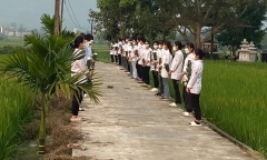 Xúc động hình ảnh hàng trăm học sinh cầm hoa cúc trắng, tiễn biệt cô giáo qua đời vì u não