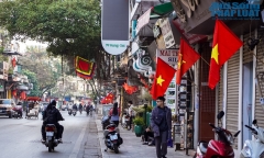 Đường Hà Nội rực rỡ sắc đỏ trong ngày đầu Tết Dương lịch 2023