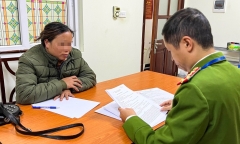 Lập biên bản xử lý người phụ nữ bán 80.000 đồng một củ khoai ở hồ Gươm