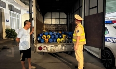 Phát hiện xe tải chở gần 90 bình khí cười không rõ nguồn gốc